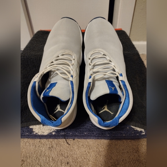 Pair of Jordan shoes - Picture 3 of 4